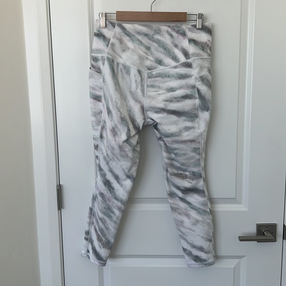 Athleta Salutation Stash Pocket II Printed 7/8 Tight - Picture 3 of 8